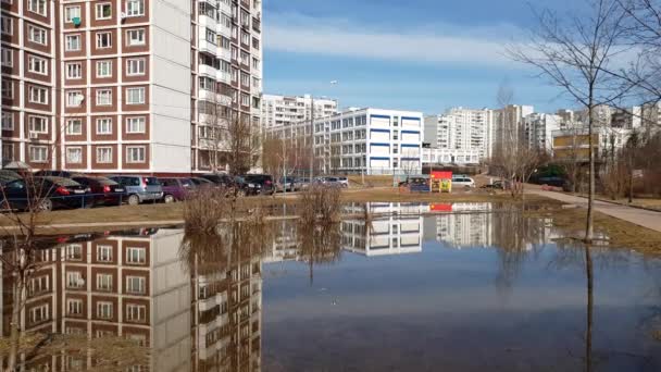 Moskva, Ryssland-April 22.2018. Vattenpölar efter smältande snö tidigt på våren i Norrtälje — Stockvideo