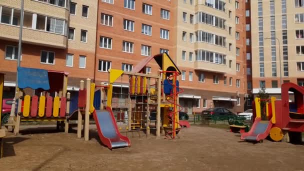 Moscow, Rusland-April 21.2018. lege speelplaats in de binnenplaats van het huis in Zelenograd — Stockvideo