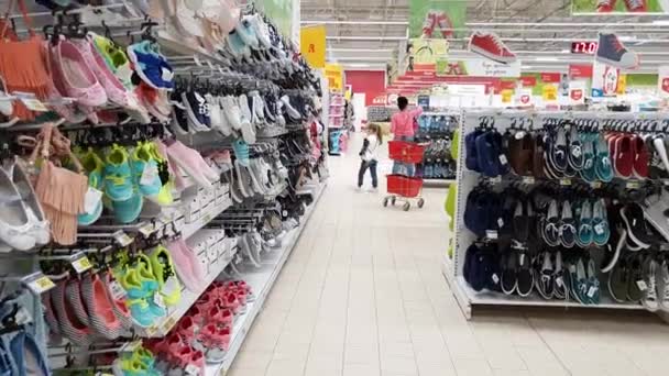 Mosca, Russia-aprile 21.2018. vendita di scarpe nel negozio Auchan — Video Stock