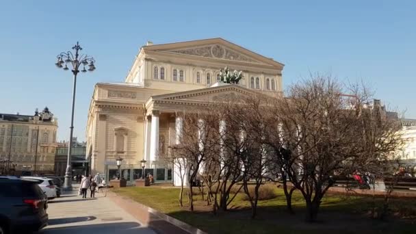 Moskwa, Rosja kwietnia 20.2018. Teatr Bolszoj na plac teatralny — Wideo stockowe