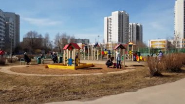 Moscow, Rusya Federasyonu-Nisan 22.2018. Çocuklar oyun alanında Zelenograd üzerinde oyun