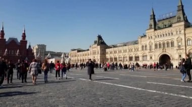 Moskova, Rusya - 14 Nisan. 2018. turistler sakız mağaza Kızıl Meydan üzerinde yürüyor
