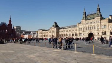 Moskova, Rusya - 14 Nisan. 2018. turistler sakız mağaza Kızıl Meydan üzerinde yürüyor