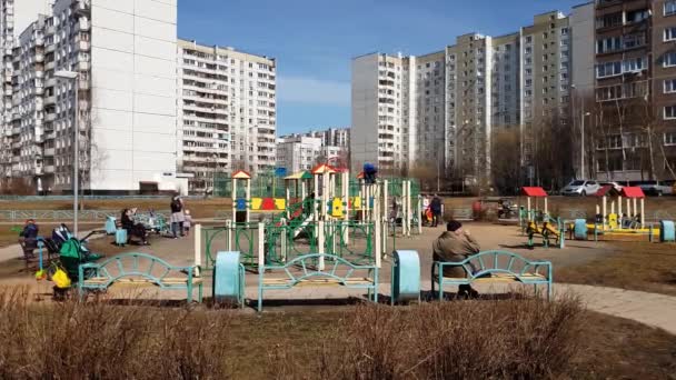 Moscow, Rusland-April 22.2018. Kinderen spelen op de speelplaats in Zelenograd — Stockvideo