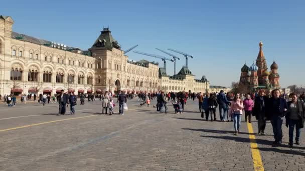 Москва, Россия - 14 апреля. 2018. туристы прогуливаются по Красной площади вдоль магазина жевательной резинки — стоковое видео