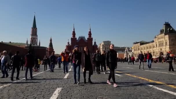 Moskova, Rusya - 14 Nisan. 2018. turist kırmızı kare üzerinde yürüyor — Stok video