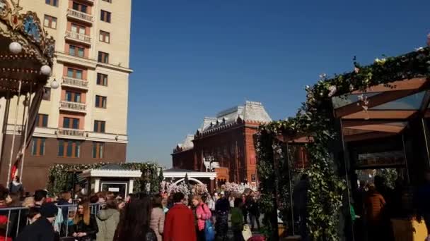 Moskva, Rusko - 14. dubna. 2018. lidé na náměstí manéž během festivalu velikonoční dárek — Stock video