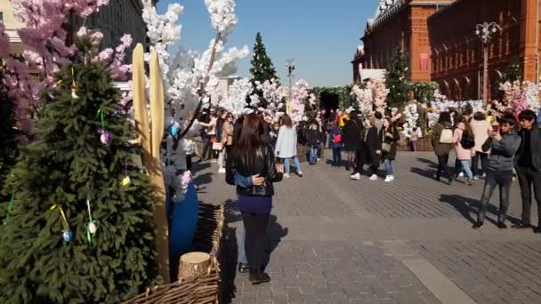Moskva, Rusko - 14. dubna. 2018. lidé na náměstí manéž během festivalu velikonoční dárek — Stock video