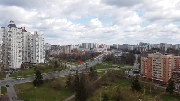 Moscú, Rusia - 29 de abril. 2018. Vista general del paso elevado de Zelenograd y Kryukovskaya — Vídeos de Stock