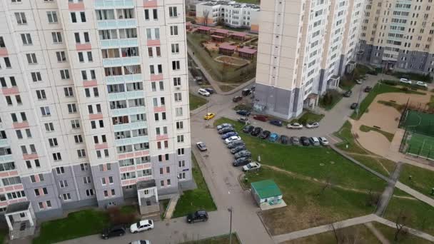 Upp på innergården av bostadshus i Moskva, Ryssland. — Stockvideo
