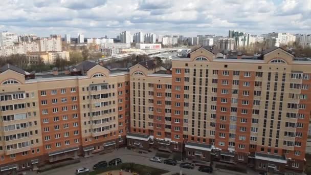 Moskwa, Rosja - 29 kwietnia. 2018. widok budynków mieszkalnych z wysokości w powiecie Zelenograd — Wideo stockowe