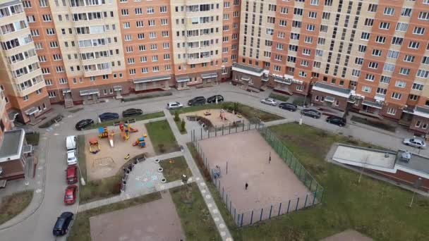 Двор жилого дома в Москве, Россия . — стоковое видео