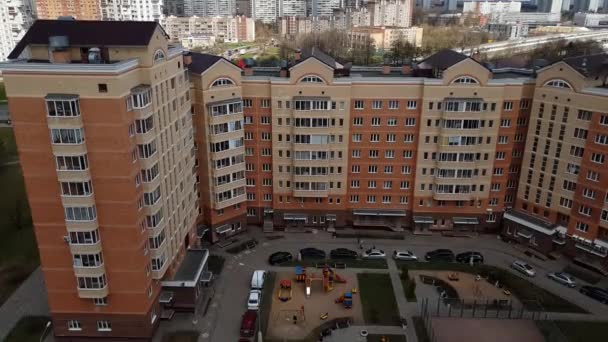 Москва, Россия - 29 апреля. 2018 год. Двор жилого дома — стоковое видео