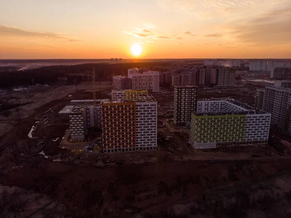 Im Bau befindliche Wohngebäude bei Sonnenuntergang von oben — Stockfoto