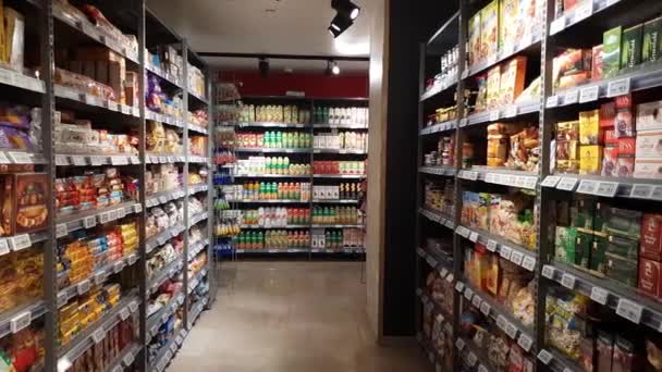 Moskou, Rusland - 29 April. 2018. interieur van Auchan winkel op Tverskaya street — Stockvideo