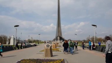 Moskova, Rusya - 30 Nisan. 2018. insanlar Cosmopark sokakta Kozmonotlar boyunca yürüyor