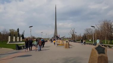 Moskova, Rusya - 30 Nisan. 2018. insanlar Cosmopark sokakta Kozmonotlar boyunca yürüyor