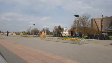 Moskova, Rusya - 30 Nisan. 2018. insanlar Cosmopark, timelapse sokakta Kozmonotlar boyunca yürüyor