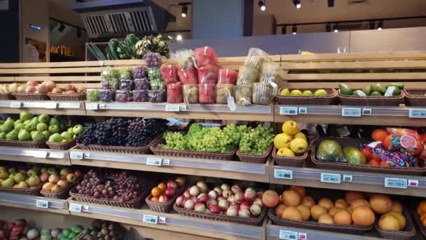 Moskou, Rusland - 30 April. 2018. de groenten in Auchan winkel op Tverskaya street — Stockvideo