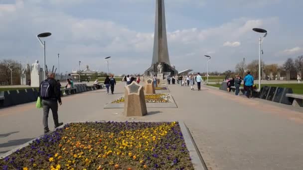 Moscow, Russia - April 30. 2018. conquerors of space is monument in Cosmopark — Stock Video