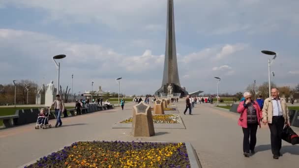 Moscow, Russia - April 30. 2018. People are walking along Cosmonauts alley in Cosmopark — Stock Video