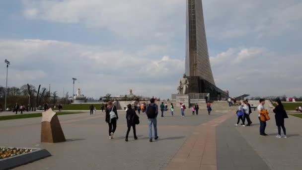 Moscou, Rússia - 30 de abril. 2018. As pessoas estão caminhando ao longo Cosmonautas beco no Cosmopark — Vídeo de Stock