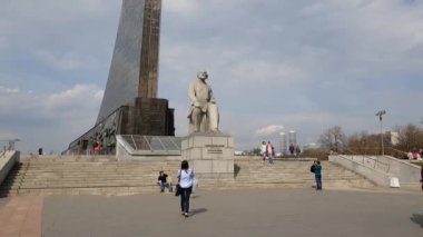 Moskova, Rusya - 30 Nisan. 2018. insanlar Tsiolkovsky anıt yakınındaki yürüyor
