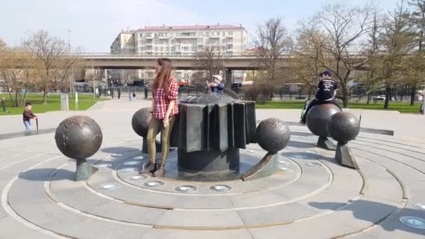 Moskou, Rusland - 30 April. 2018. de kinderen spelen op zonnige horloge op de astronauten alley — Stockvideo