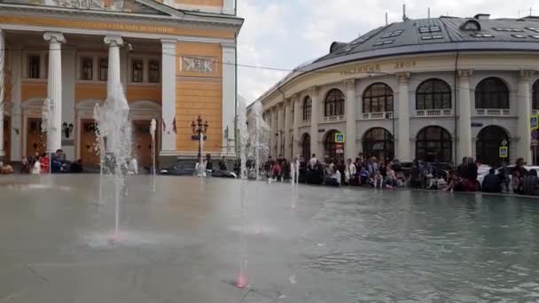 Moskva, Ryssland - 30 April. 2018. fontänen på Birzevaya Square — Stockvideo