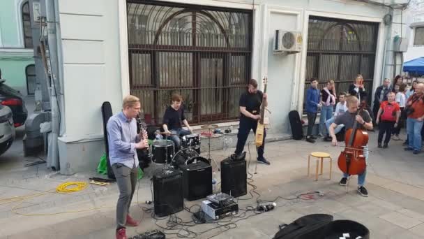 Moskva, Russland 30. april. 2018. fremføring av gruppe gatemusikere – stockvideo