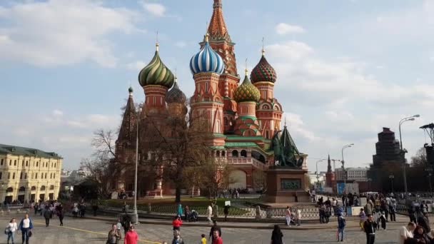 Moscú, Rusia - 30 de abril. 2018. Catedral de San Basilio en la Plaza Roja — Vídeo de stock