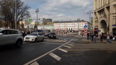 Moskova, Rusya - 30 Nisan. 2018. kare Varvarskie Vorota içinde trafik