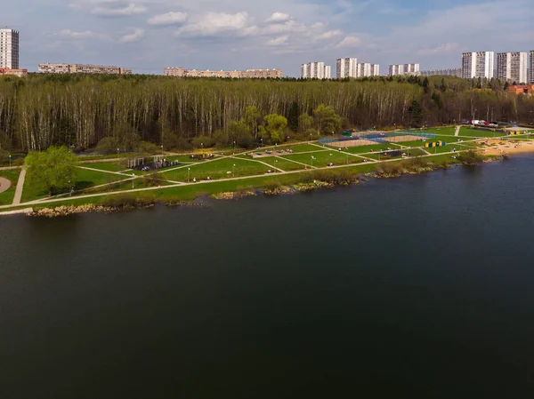 Vue de dessus sur le lac de l'école dans le district administratif de Zelenograd de Moscou, Russie — Photo