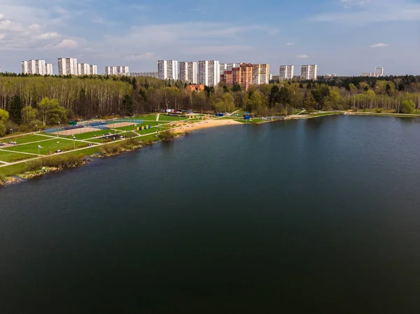 Vue de dessus sur le lac de l'école dans le district administratif de Zelenograd de Moscou, Russie — Photo