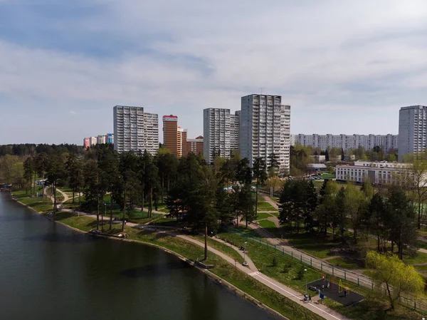 Házak a partján tó Zelenograd, Oroszország — Stock Fotó