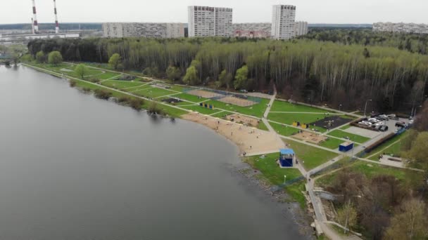 Moskova, Rusya'nın Zelenograd yönetim bölgesinde okul gölde Üstten Görünüm — Stok video