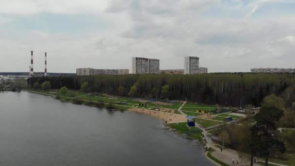 Vista superior del lago de la escuela en el distrito administrativo de Zelenograd de Moscú, Rusia — Vídeos de Stock