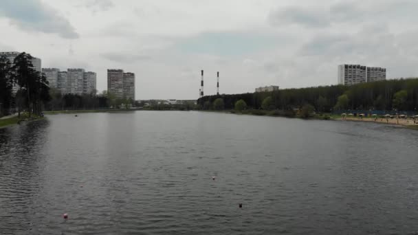 Flight over school lake in Zelenograd administrative district of Moscow, Russia — Stock Video