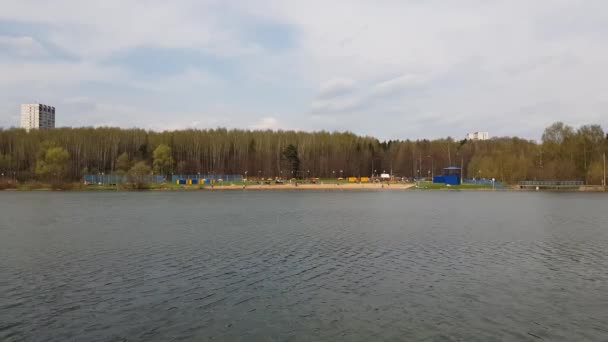 Estanque con playa en Moscú, Rusia — Vídeos de Stock