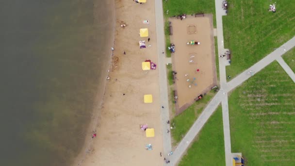 Visa vertikalt från toppen av stranden nära dammen i Zelenograd, Moscow — Stockvideo