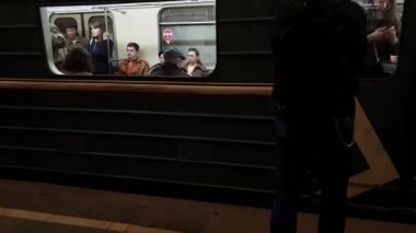 Moscow, Rusya Federasyonu-Nisan 20.2018. yolcu girin ve metro tren vagonuna çıkmak