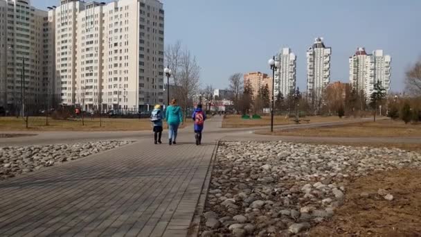 Moscow, Rusya Federasyonu-Nisan 24.2018. Zelenograd, Rusya Bulvarı boyunca yürüyüş insanlar — Stok video