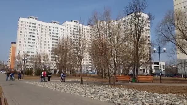 Moscou, Russie-24 avril 2018. personnes marchant le long du boulevard à Zelenograd, Russie — Video
