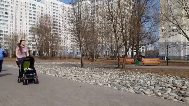 Moskva, Ryssland-April 24.2018. människor som vandrar längs boulevard i Zelenograd, Ryssland — Stockvideo