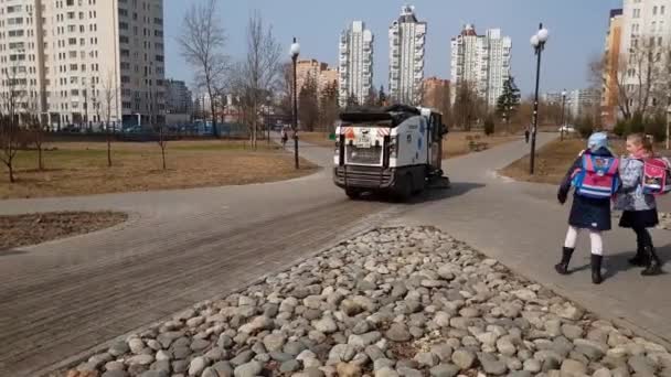 Moscú, Rusia-abril 24.2018. niños y máquina de limpieza en la ciudad bulevar — Vídeo de stock