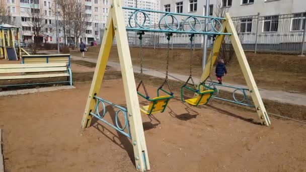 Moscow, Rusland-April 24.2018. Swing op straat in de stad — Stockvideo