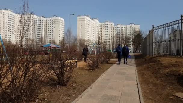 Moscow, Rusland-April 24.2018. mensen wandelen langs de boulevard in Zelenograd, Rusland — Stockvideo