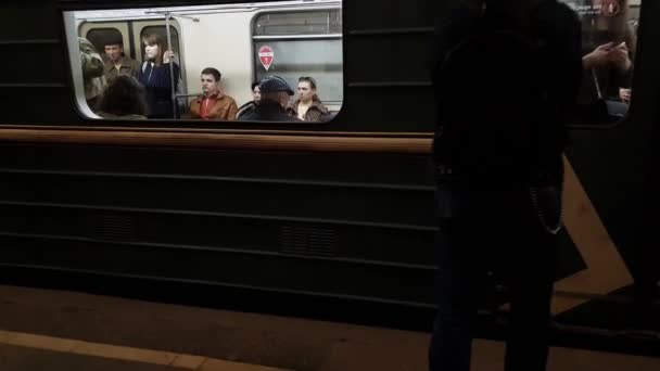 Moskva, Ryssland-April 20.2018. passagerare in och ut ur tåg bilen i tunnelbanan — Stockvideo