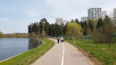 Moskova, Rusya - 02 Mayıs. 2018. Zelenograd gölde boyunca insanlar yürüyüş