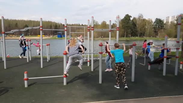 Москва, Россия - 2 мая. 2018 год. Дети играют в спортивном комплексе на школьном озере в зеленой сельской местности Зеленограда — стоковое видео